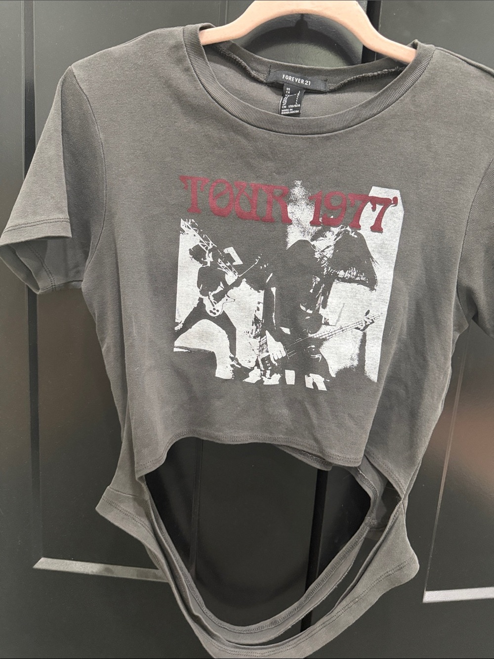 Vintage tee Graphic 'Tour 1977' Cropped Tee